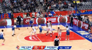 无敌了啊！新疆外援劳森连续砍分开场7分钟已经轰下20分